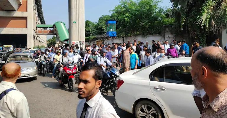 মেট্রো বন্ধ থাকায় সড়কে যাত্রীদের চাপ